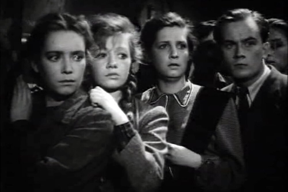    Евгений Моргунов (справа). Кадр из фильма «Молодая гвардия» (1948)