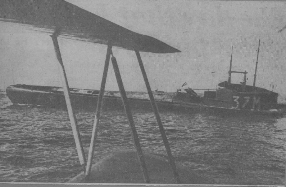 Фотография ПЛ «Тюлень» с борта одного из самолётов 196-й группы.