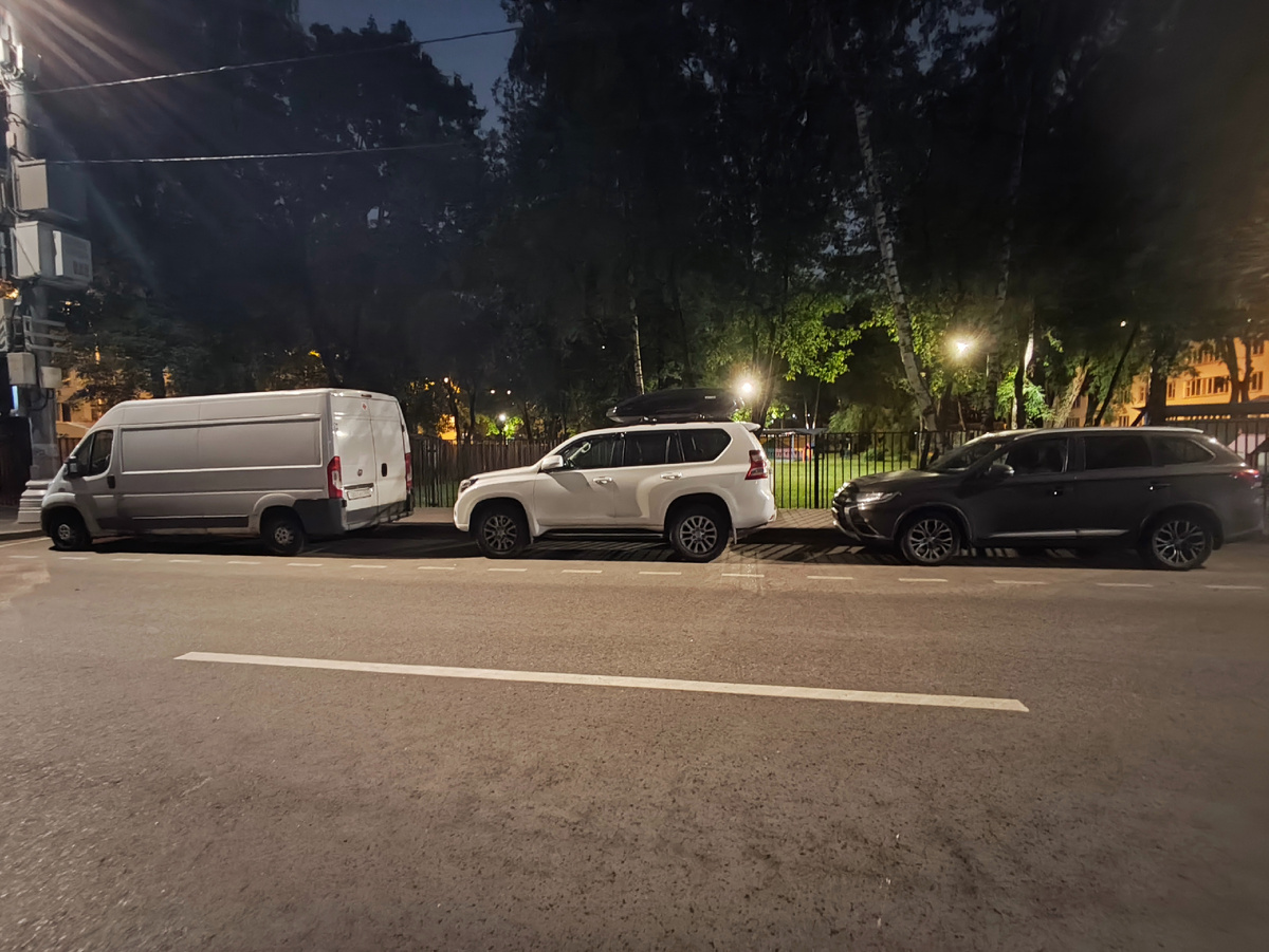 Эти бедолаги стоят на приколе с понедельника... 