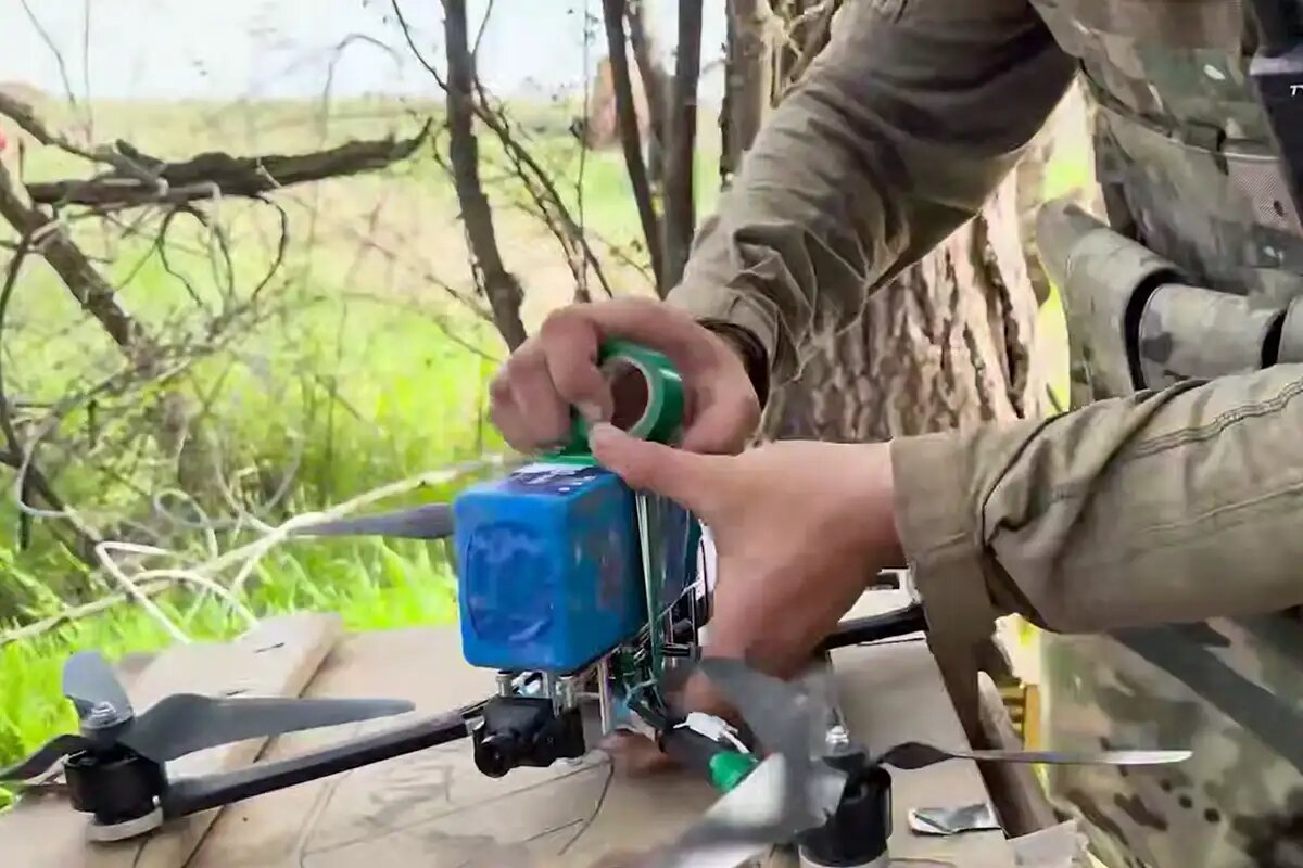    Подготовка FPV-дрона к вылету. © Минобороны РФ
