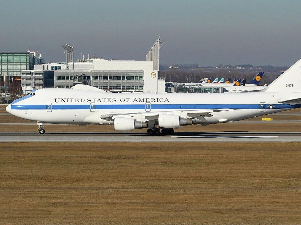     Самолет E-4B | CC BY-SA 4.0 / Juke Schweizer /