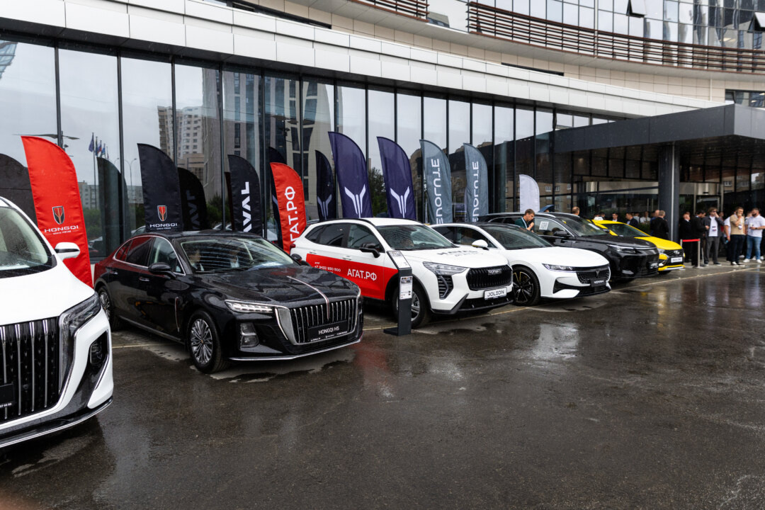    Перед отелем была организована выставка автомобилей. Фото предоставлено оргкомитетом конференции