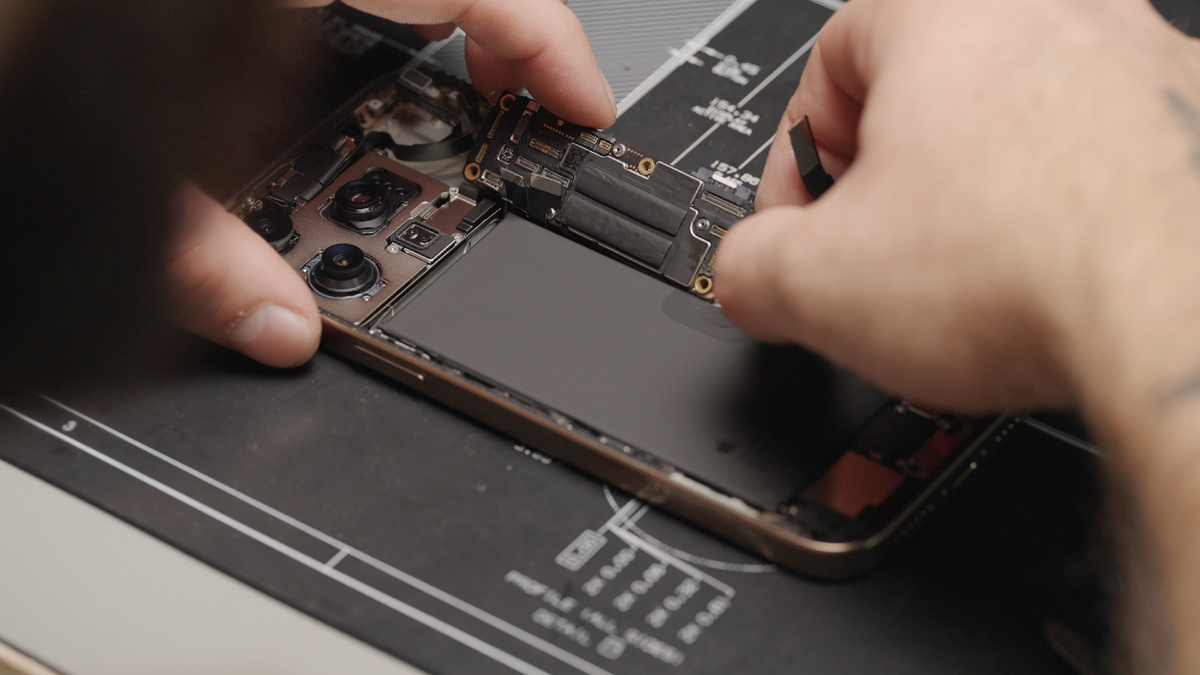 Плата iPhone 16 Pro Max