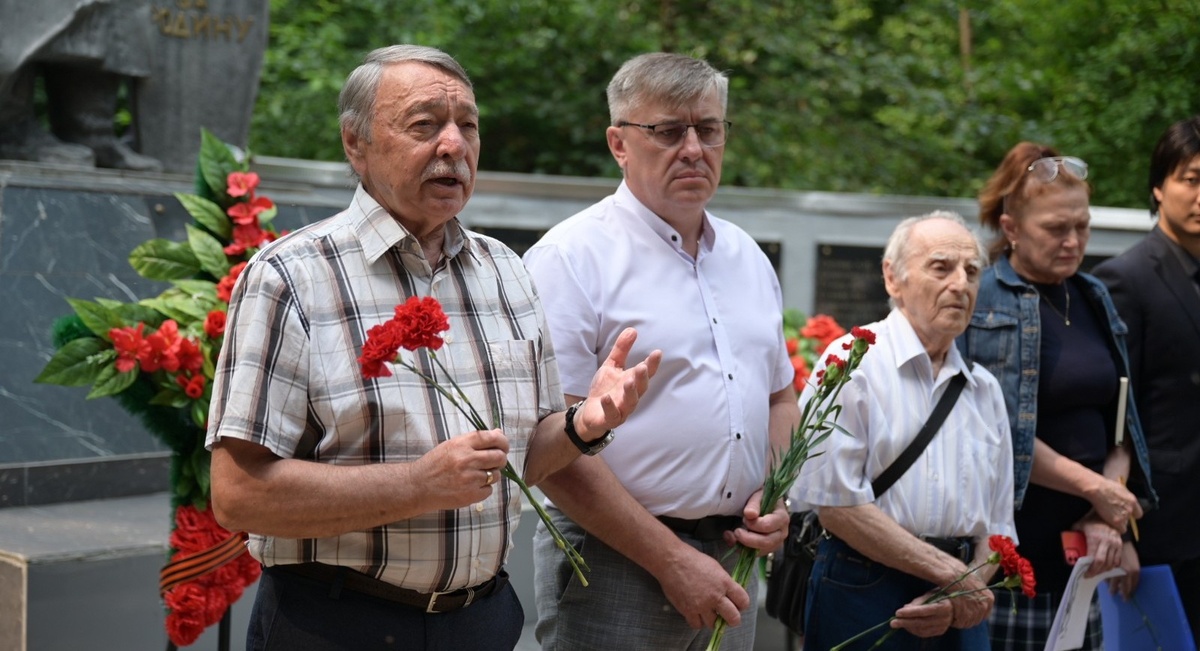 Митинг, посвящённый Дню памяти и скорби, у памятника в Университетской роще ТГУ