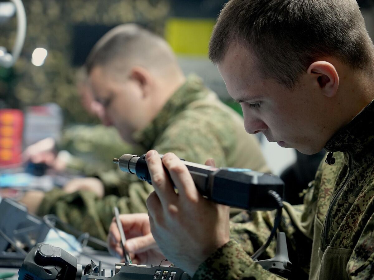    Боец 103-го полка чинит дрон | © РИА Новости / Марикян Мария