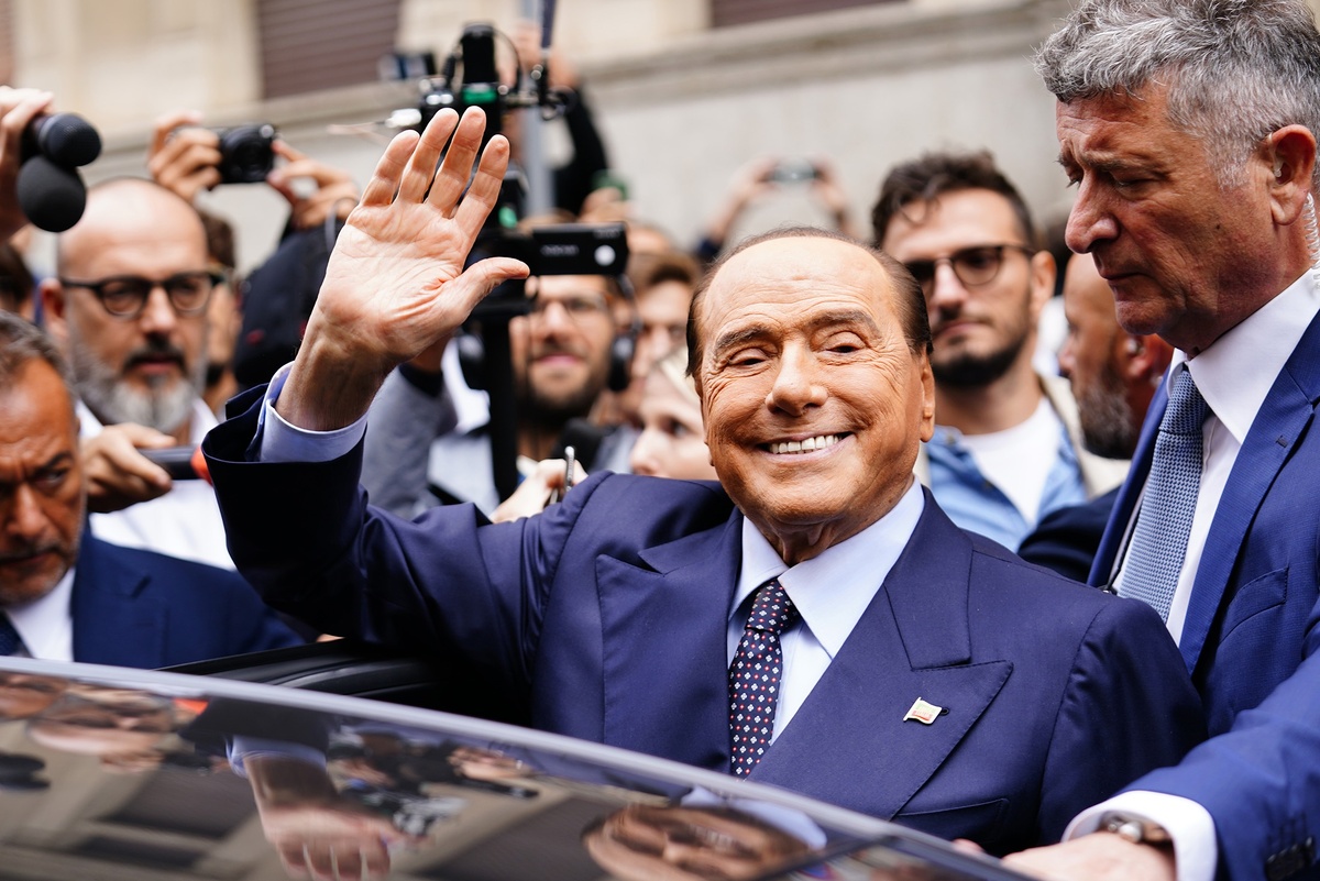    Сильвио Берлускони, лидер итальянской правой партии Forza Italia, покидает избирательный участок 25 сентября 2022 года в Милане, Италия. /Getty Images