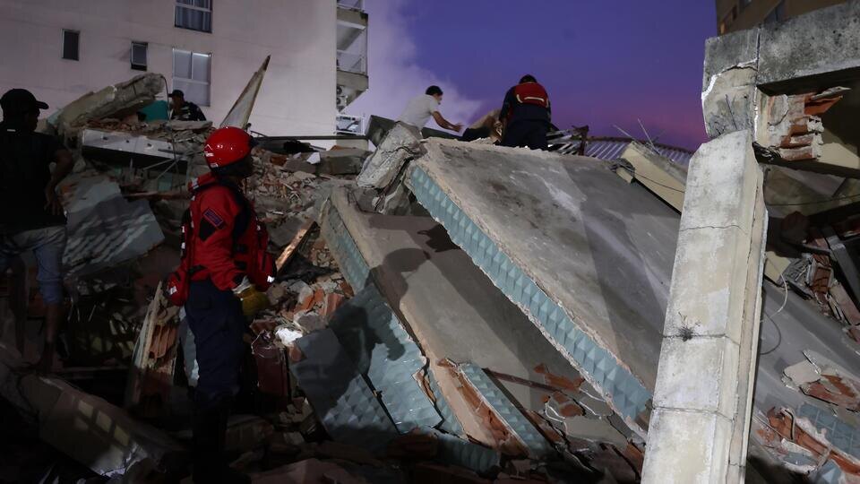     Восьмиэтажный отель обрушился из-за землетрясения в Венесуэле RONALD PENA R/EPA/TASS