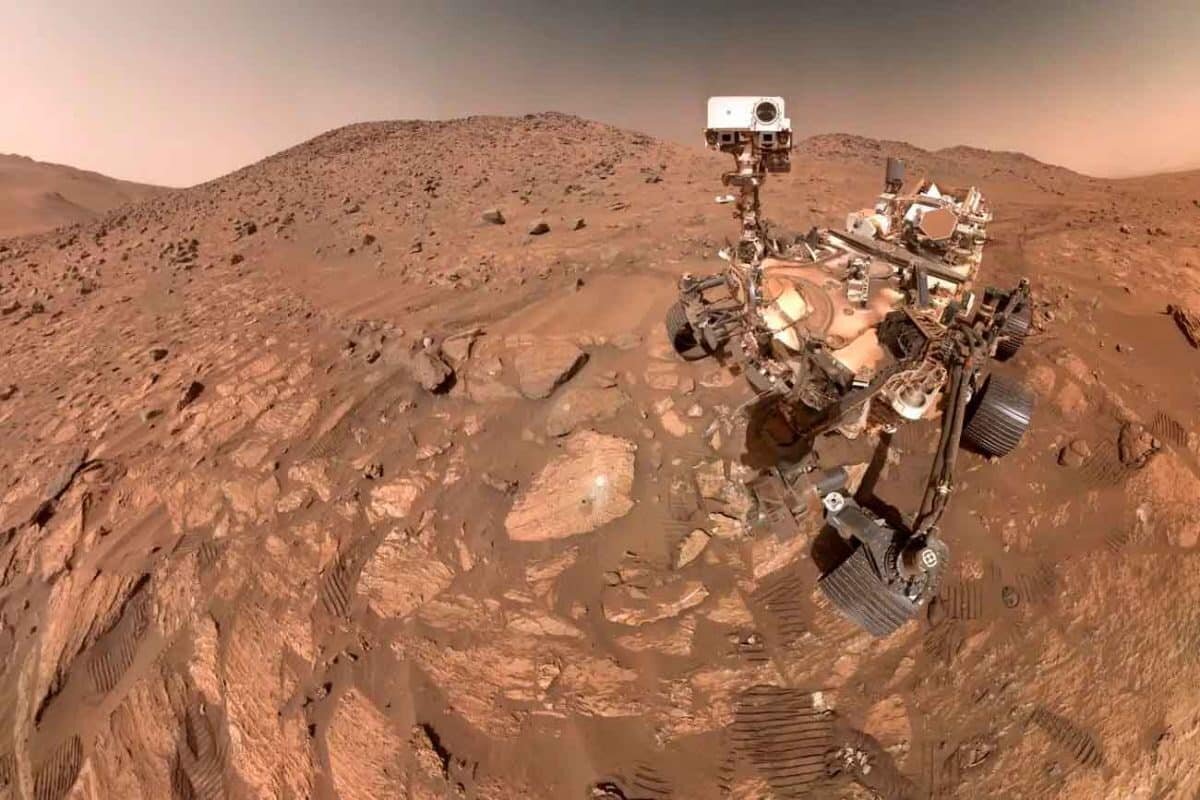    Марсоход NASA Perseverance рядом с камнем с отметинами / © NASA, JPL-Caltech, MSSS