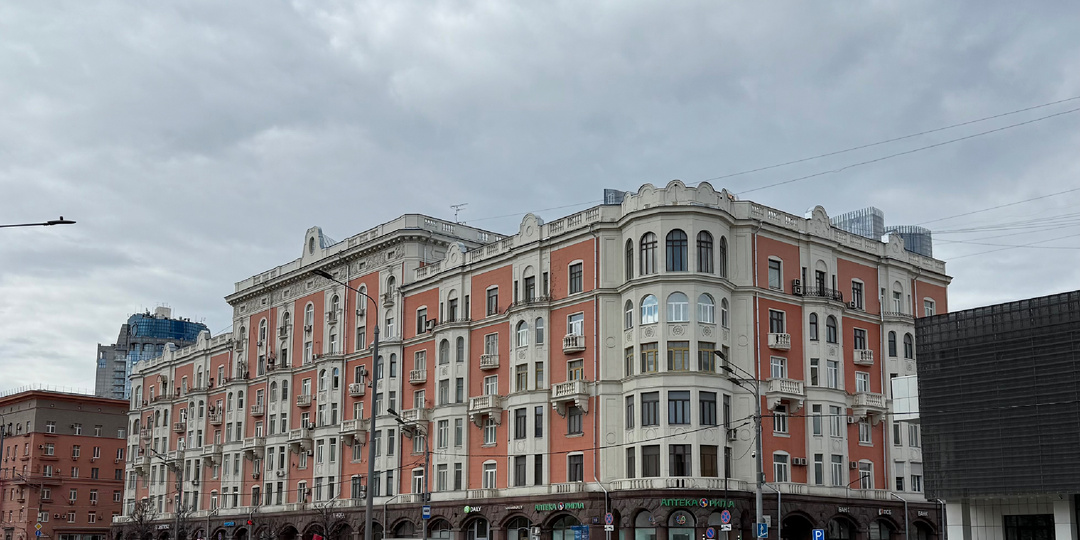 История одного здания в стиле ампир: Красный замок на Кутузовском проспекте.