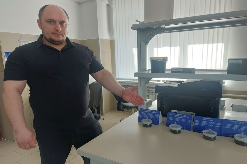    Денис Баранцев с коллегами сумели извлечь из угольных отходов 99,5 процента содержащегося там оксида кремния почти стопроцентной чистоты. Его можно использовать в производстве резинотехнических изделий. / Фото: Юлия Потапова/ РГ