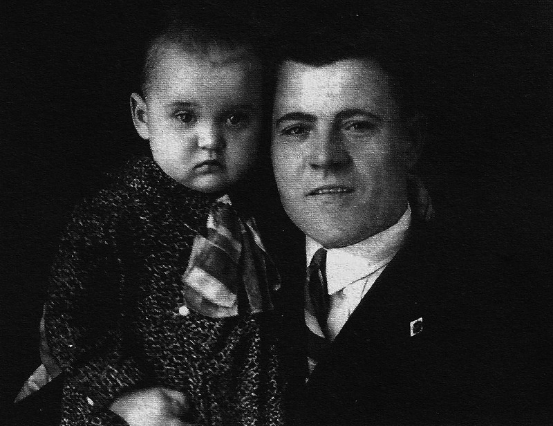 Марк Гаврилович Гурченко с дочерью Люсей, 1936 год. Public domain, via Wikimedia Commons