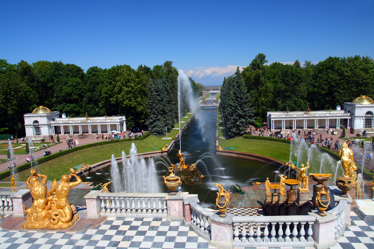 Петергофский парк с фонтанами в Санкт-Петербурге. Источник: Shutterstock, Kokhanchikov