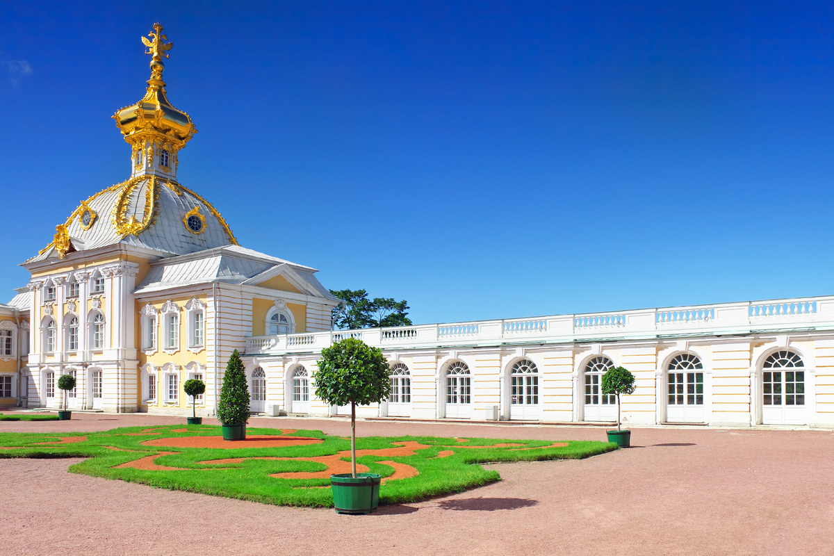 Восточная часовня Петергофского дворца. Источник: Shutterstock, V_E