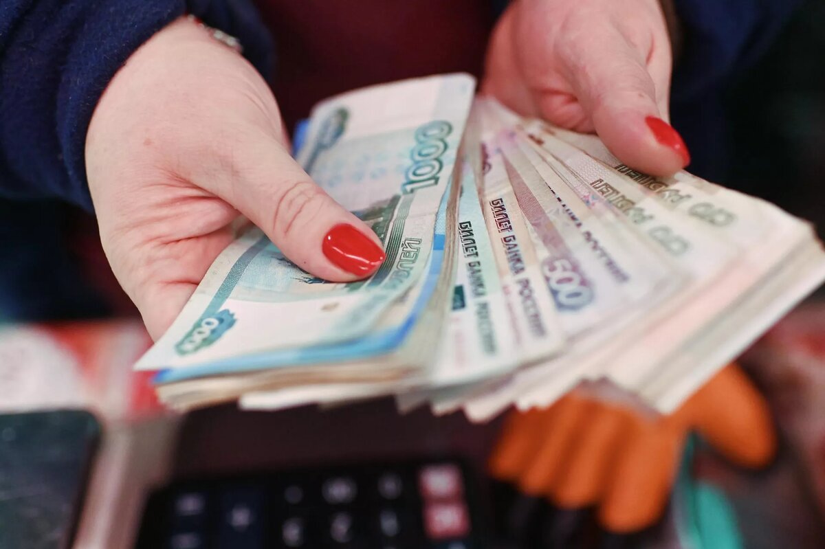 Продавец пересчитывает деньги | © РИА Новости / Алексей Мальгавко