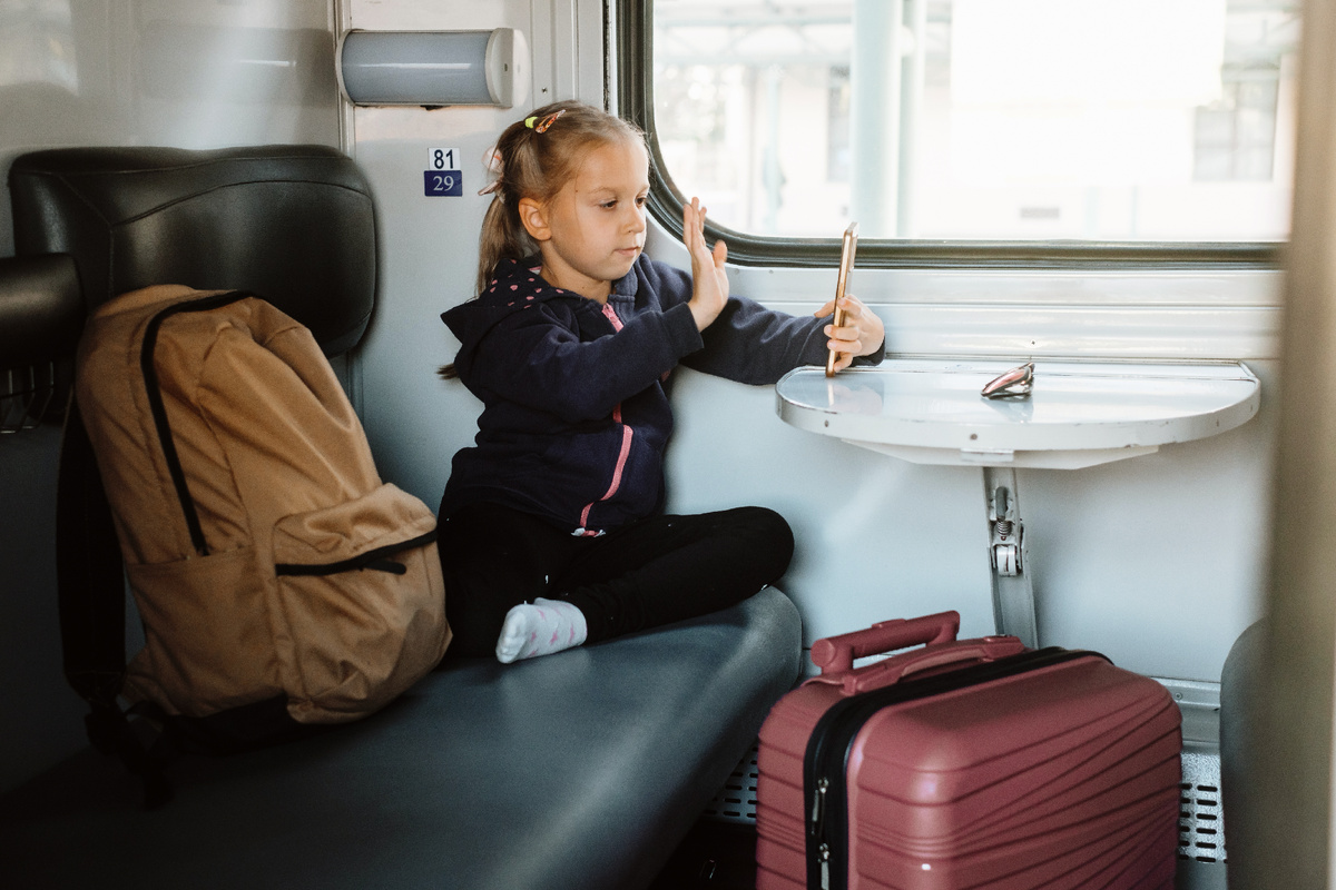 Девочка в поезде со смартфоном в руках. Источник: Shutterstock, Nina Lishchuk