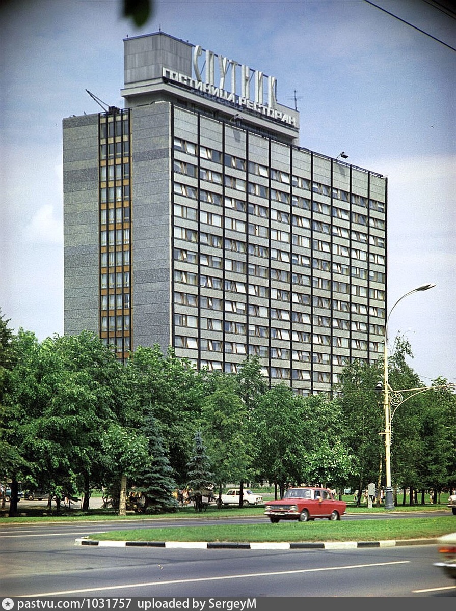 Здание гостиницы "Спутник" в 1974 году. Автор фото: В. Шияновский. С сайта www.pastvu.com.