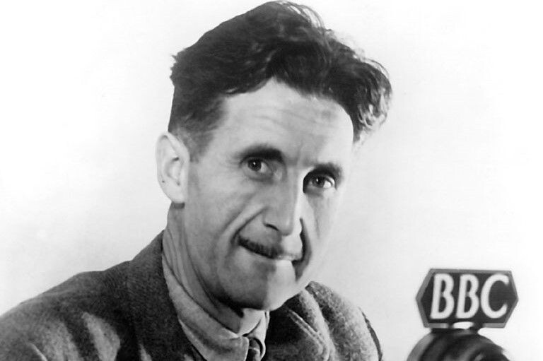 Джордж Оруэлл — писатель, чьи романы «1984» и «Скотный двор» стали символами борьбы с тоталитаризмом. Источник: BBC / Общественное достояние📷
