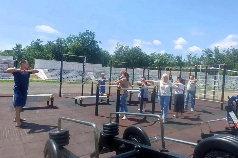    В Шахтерске работники спортивных учреждений города приняли участие в зарядке, которую провел для них многократный чемпион мира по кикбоксингу Руслан Батрудтинов. Фото: t.me/AGShahtersk