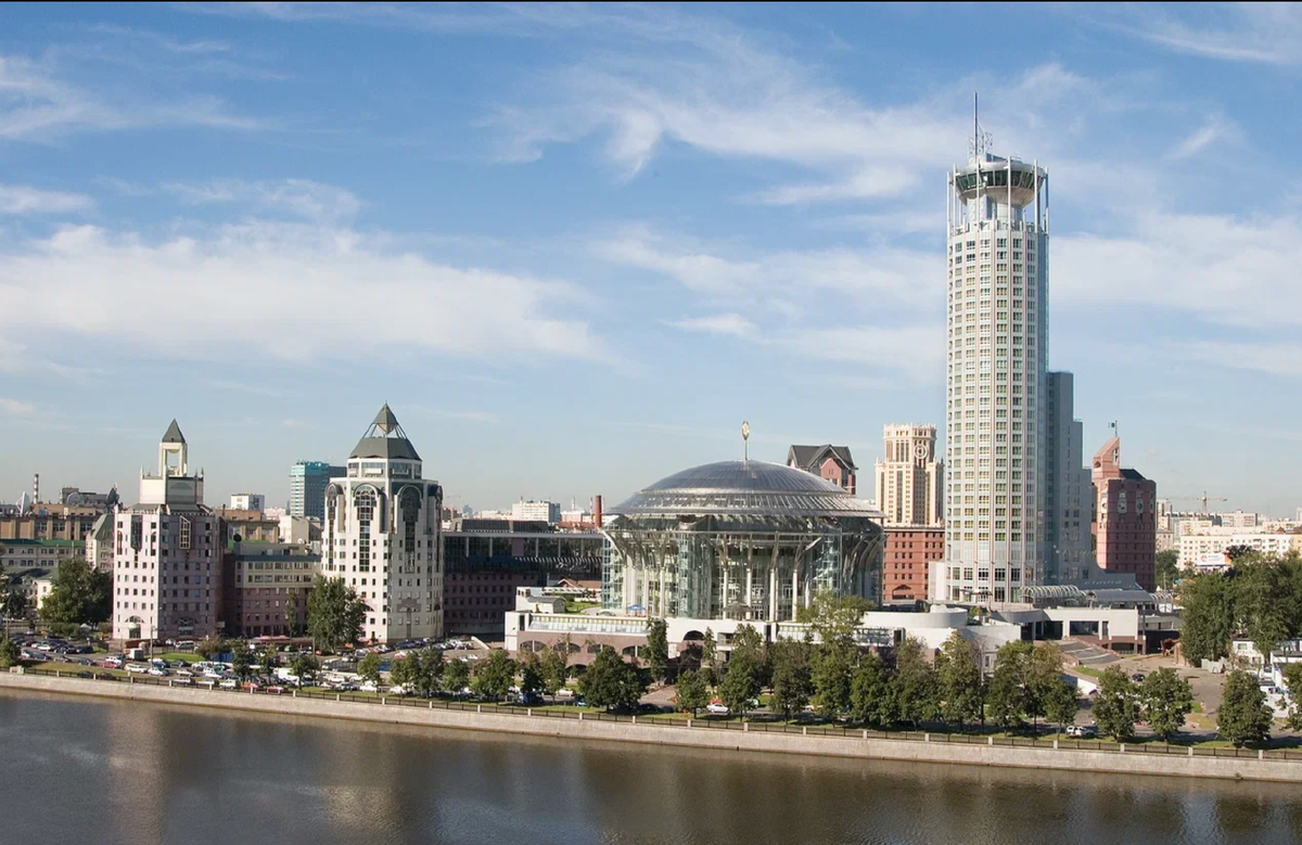 Московский международный Дом музыки и Swissôtel Красные Холмы 
