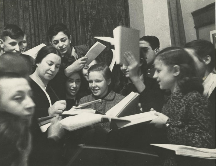 Писательница Агния Барто подписывает книги юным читателям. Источник: Госкаталог.рф