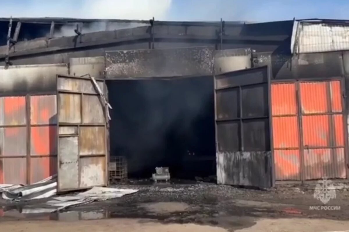    Гаражный бокс на площади 2 тысячи квадратов горит в Красноярском крае
