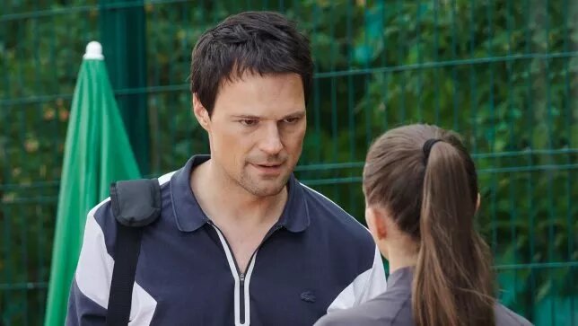 

«Первая ракетка» (18+) — российский сериал о большом теннисе, благодаря которому в Данилу Козловского вновь влюбились зрители и... звезды российского шоу-бизнеса. В центре сюжета — талантливая, юная, но быстро теряющая зрение спортсменка Катя (Полина Гухман). Tренер — Игорь (Данила Козловский) своими же руками рушит личную жизнь: изменяет жене, теряет работу. Он одержим идеей, что наконец-то нашел одаренную подопечную и готов довести ее до вершины. Финальный эпизод уже вышел, а это значит, что на платформе доступны все серии. Можно смотреть залпом! Удобно, особенно на отдыхе, когда хочется погрузиться в историю с головой. Кстати, первые две серии — бесплатные.