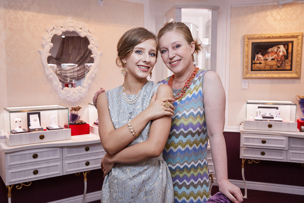 https://www.galleris.ru/zvezdnaya-galereya/elizaveta-arzamasova-v-premium-salone-rossijskogo-brenda-denisov-gems-na-arbate.html