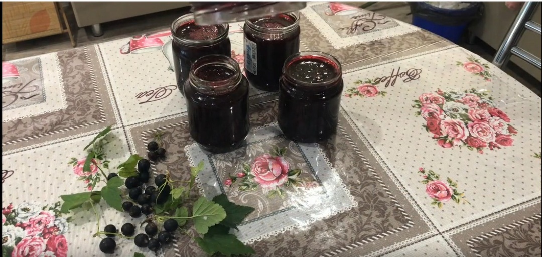 Джем из чёрной смородины очень густой.