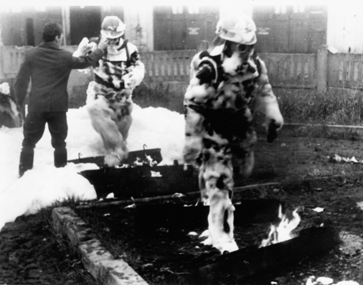 1988 год, ежегодные учения ВПЧ-23 г. Ленинграда. Иду вторым за начкаром, водитель протирает очки противогаза, т.к. следующий этап - подъем  и спуск по лестнице...