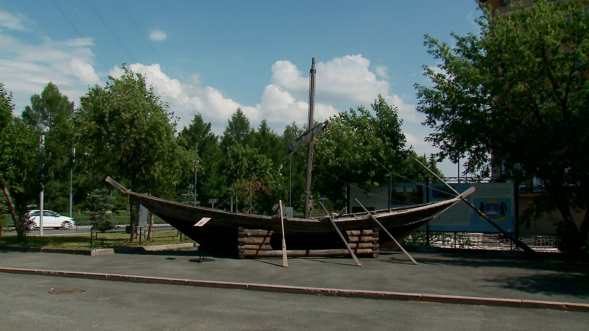 Дощаник "Малыш" на площади у музея "Городская Дума"