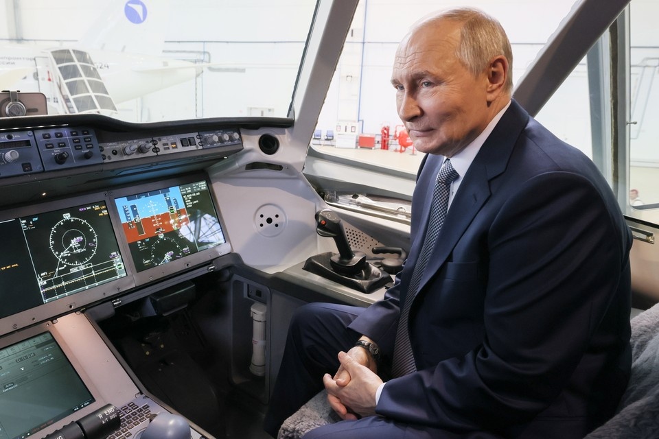    Президент России Владимир Путин в кабине самолета МС-21 во время посещения летно-исследовательского института имени М.М.Громова. Фото: Михаил Метцель/ТАСС