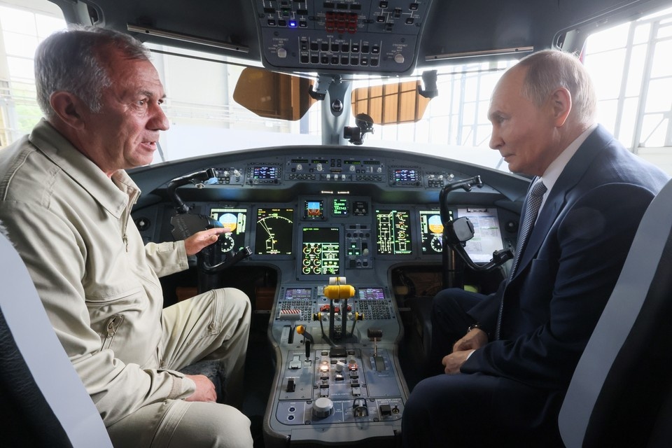    Владимир Путин (справа) в кабине самолета Ил-114. Фото: Михаил Метцель/ТАСС