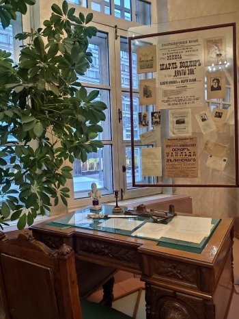    В одном из залов музея Серебряного века развешаны театральные афиши - это дань символистам, которые считали театр настоящим синтезом искусств. / Фото: ГМИРЛИ