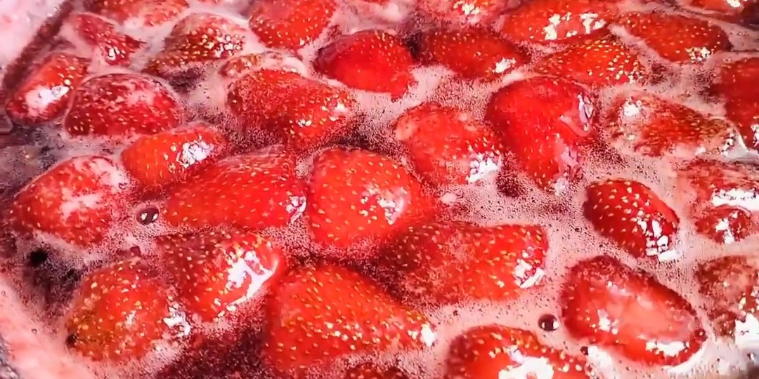 Жареное варенье из клубники яркий цвет и целые ягоды🍓