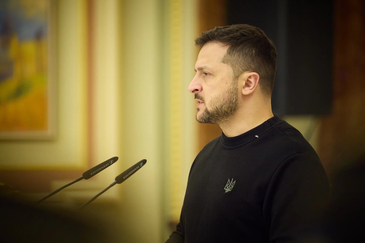    Зеленский выдвинул ультиматум Белоруссии, потребовав убрать от границы якобы размещенную там российскую технику для корректировки дронов