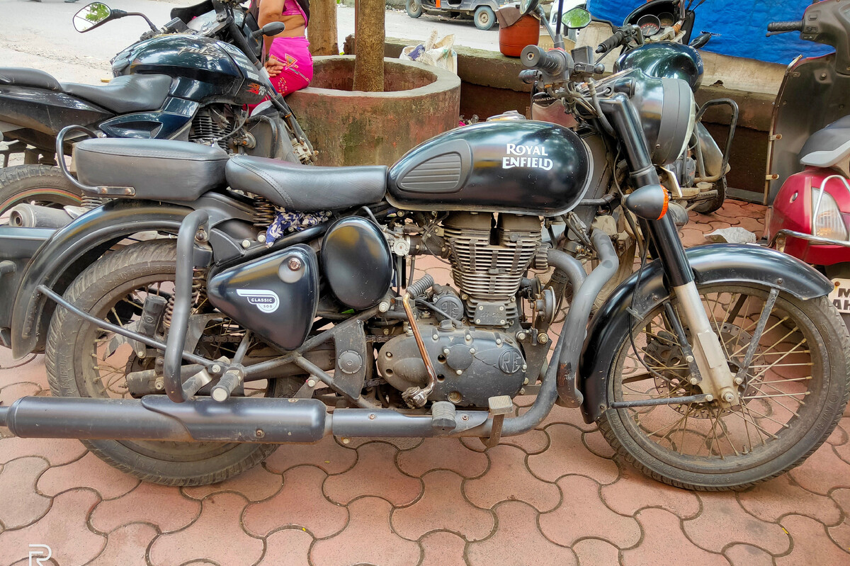 На фото Claccic 500cc в естесвенной среде обитания. Состояние по меркам индии у него хорошее. Модель выпускалась до 2017 или 19-года, фото взято из сети.