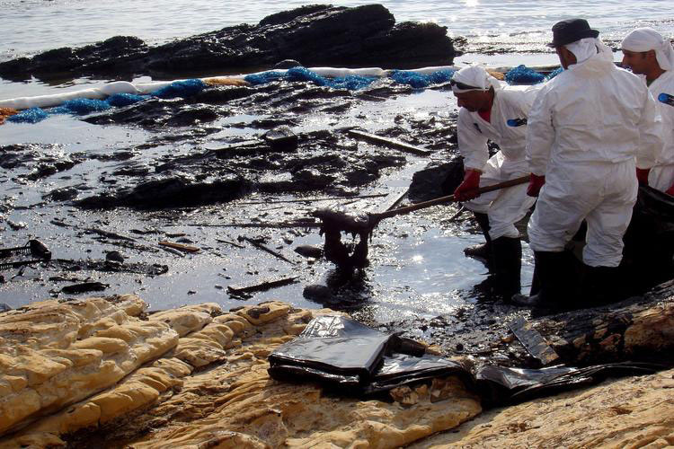 Нефтяной разлив в море. 