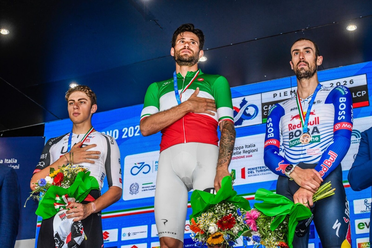    Лука Джайми, Филиппо Ганна и Маттиа Катанео на подиуме чемпионата Италии в гонке с раздельным стартом 2026 года. Фото: SprintCycling