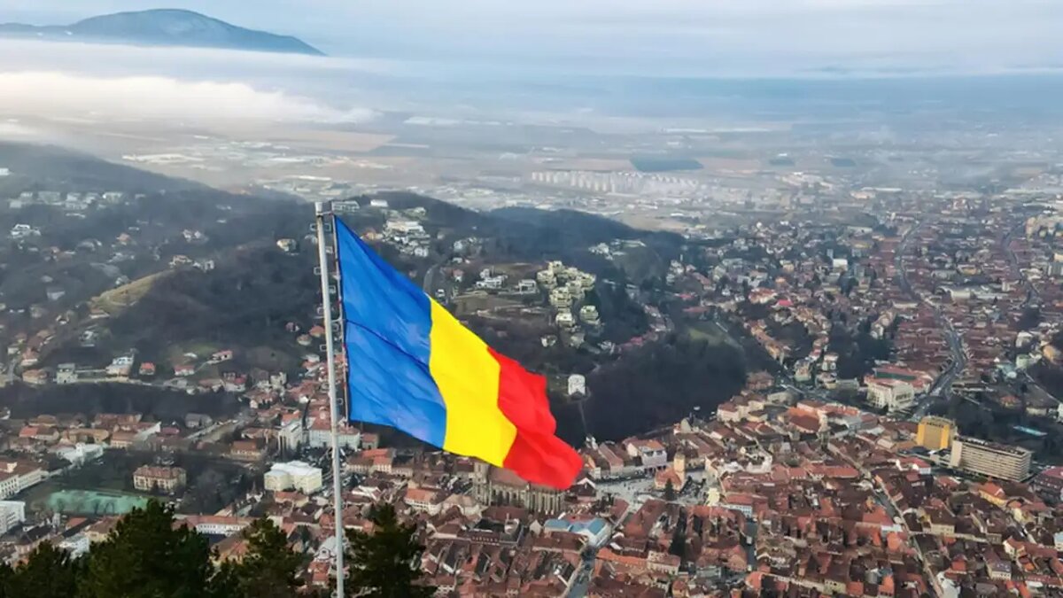    Государственный флаг Румынии. © freepik.com/frimufilms