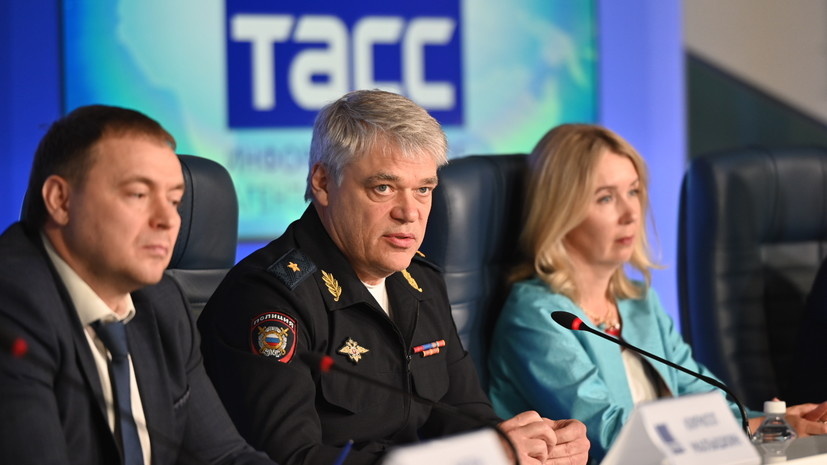     Начальник Управления по контролю за оборотом наркотиков ГУ МВД России по городу Москве, генерал-майор полиции Андрей Орлов (в центре)  ГУ МВД по г. Москве