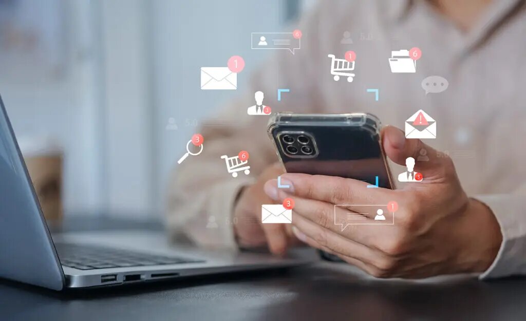    Множество ярлыков маркетплейсов и мессенджеров у современного смартфона. Фото: Shutterstock