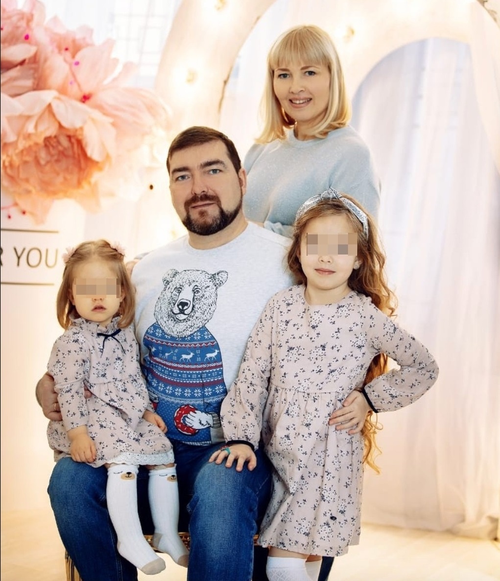 Виталий, Анастасия и их дочери, Даша и Маша (фото из соцсетей)