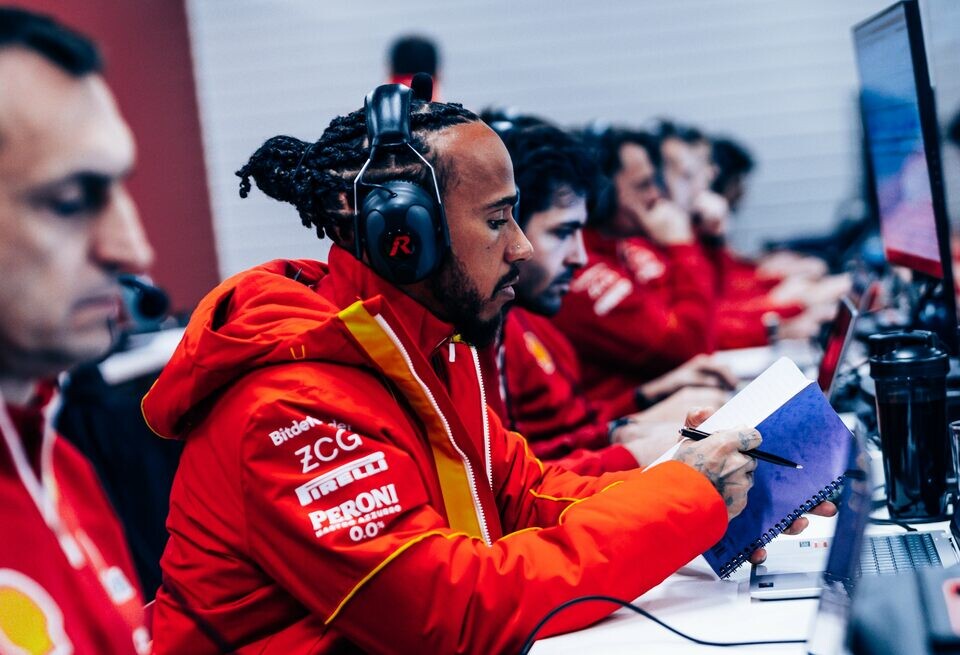    «Не мог спать». Льюис Хэмилтон раскрыл подробности своей травмыFerrari