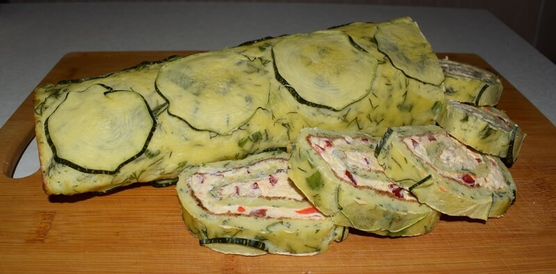 Рулет из кабачка с сырной начинкой