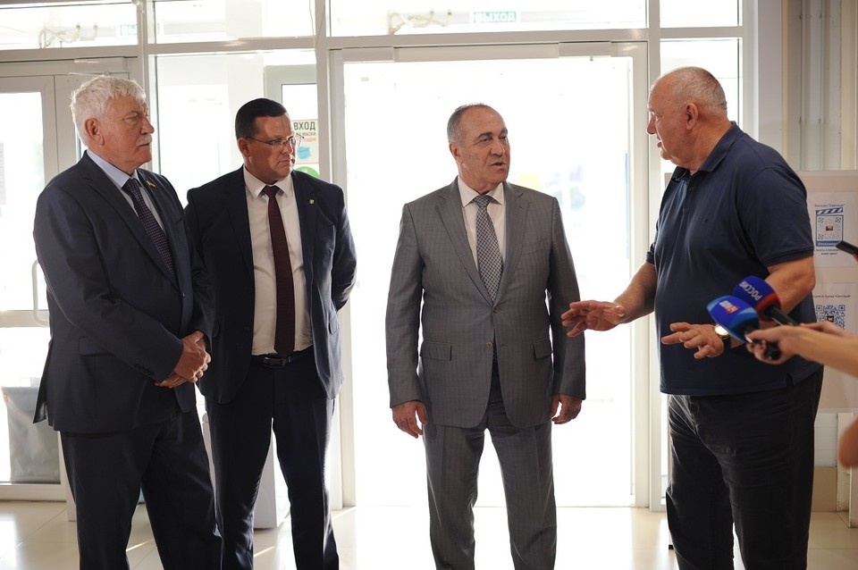    Вячеслав Василенко и Аслан Хуаде осмотрели объекты, которые реализуются по Народной программе. Дмитрий КУТЕПОВ