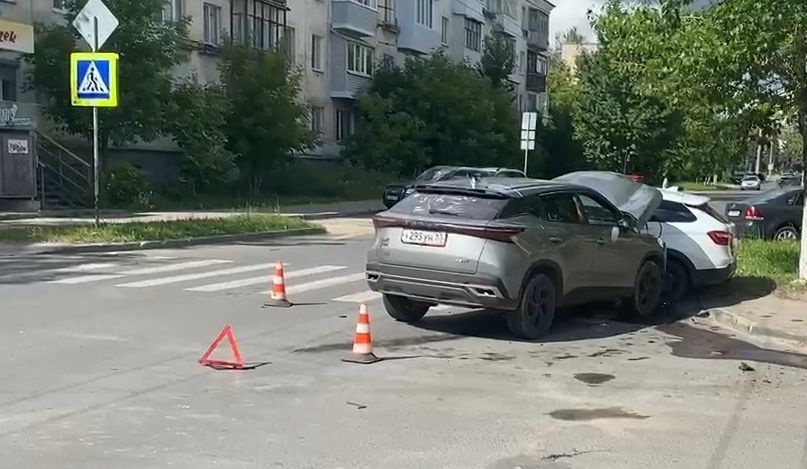 ДТП с двумя легковушками случилось Дзержинске: есть пострадавшие