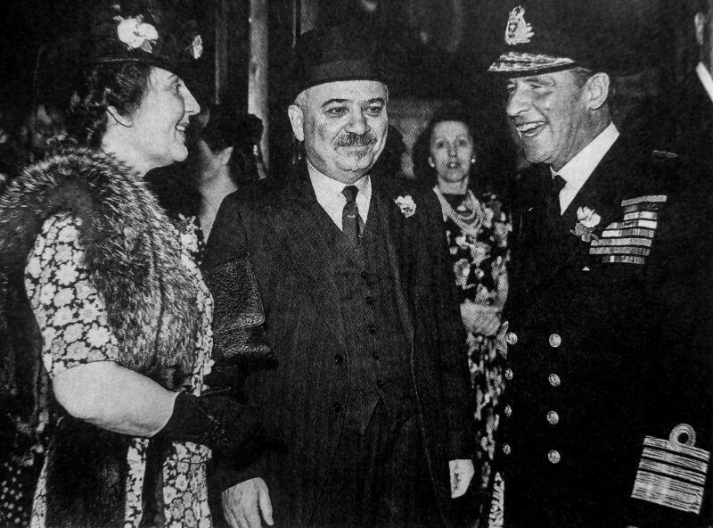 Посол СССР в Великобритании И.М. Майский и его супруга в беседе с адмиралом Э. Эвансом.