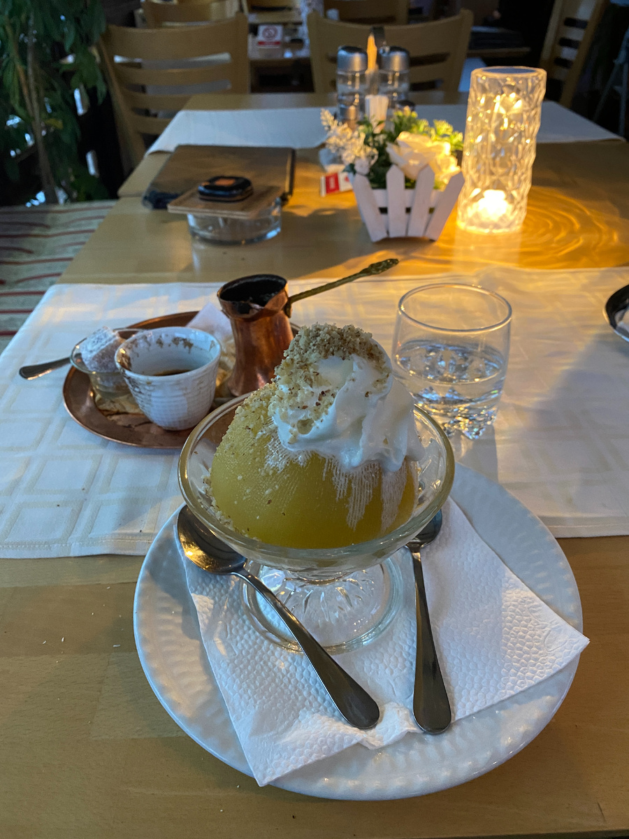 Не могу посоветовать конкретное место, этот десерт везде вкусно готовят, так что смело заказывайте и пробуйте