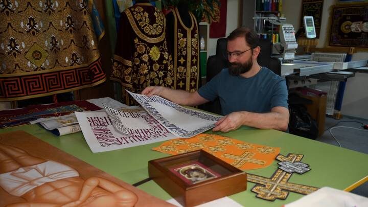  Денис Цуканов готовит эскизы для престола в алтарь. Машина может многое, но тут без человека точно не обойтись / Фото: Пелагия Замятина / Вечерняя Москва