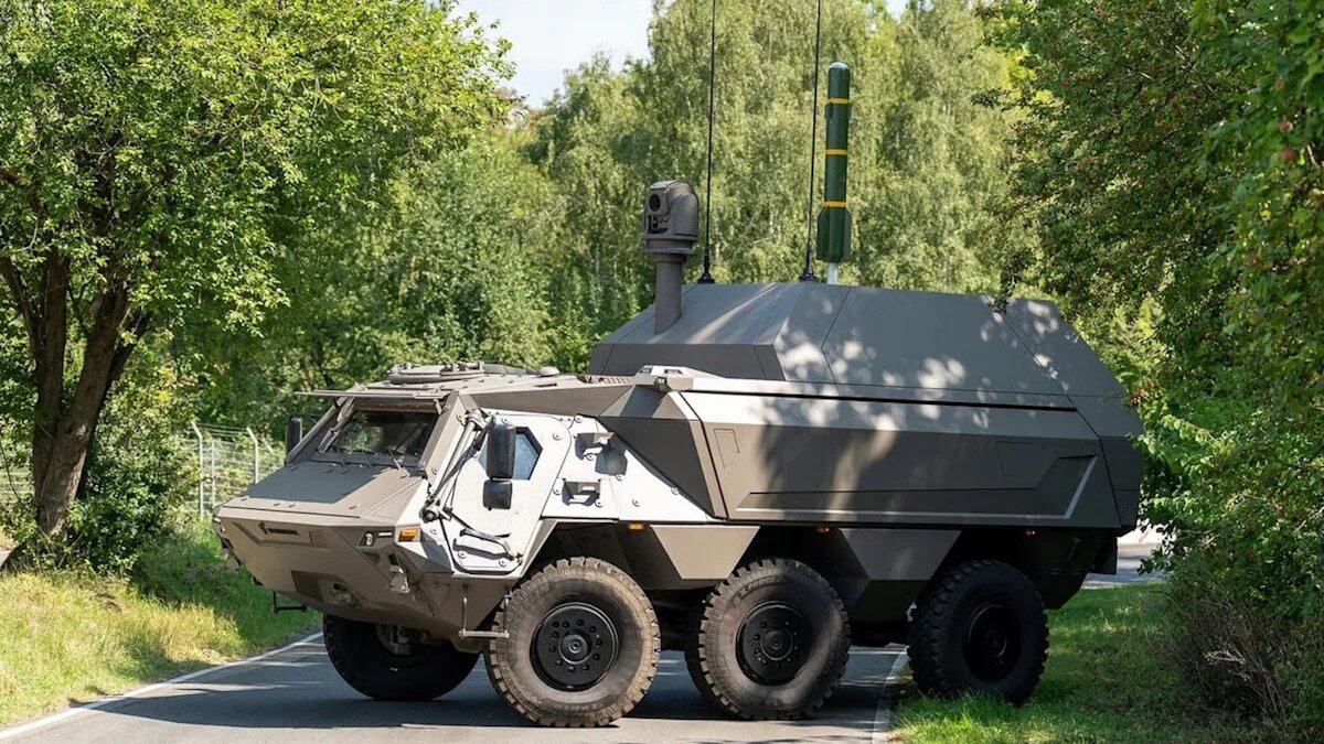 Rheinmetall и Lockheed Martin превратили бронетранспортёр Fuchs в «ракетный улей»: первая в мире машина с 24 вертикальными JAGM показана на Eurosatory 2026. Фото: Rheinmetall